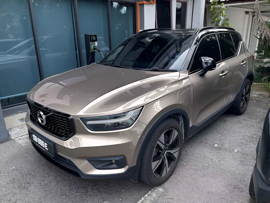 An XC40 finished in Bronze Colour PPF outside the studio